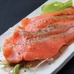 馬刺し郷土居酒屋 おしょうしな - スモークサーモンのカルパッチョ