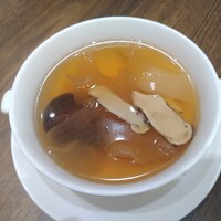 文菜華 - スープ
                    松茸、鱧、柏の冬瓜、貝柱、白木耳、椎茸を3時間煮込む