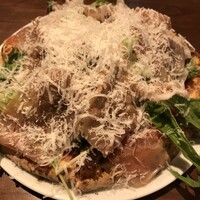 パージナ イタリアン ファイアワークス プラス カフェ ～薪焼きイタリアンとワイン～ - 生ハムとチーズたっぷり！うまい！