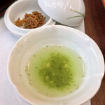 貴船喜らく - 鮎はお好みで蓼酢を付けて頂きます
      奥は自家製のちりめん山椒