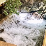 貴船喜らく - 清流の水しぶきとせせらぎが
      目にも耳にも涼やかな気分にさせてくれます