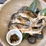 貴船喜らく - 【焼物】鮎塩石焼き
      今回のコースでは二匹ずつε(˙³˙ з )з