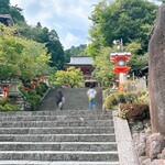 貴船喜らく - 鞍馬寺 牛若丸が育った場所とされるそう
      こちらも時間がなく前を素通りー(;_:)