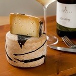 Miwa Tei - 牛乳チーズ「ミワ」と白ワイン