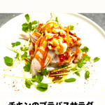 TAPAS - チキンのブラバスサラダ