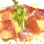 TAPAS - 期間限定メニュー　生ハムと桃のサラダ