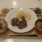 トーコーキッチン - アフリカンチキン 副菜二品、豚汁、ご飯