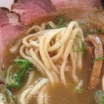 ラー麺 陽はまた昇る - ラー麺 陽はまた昇るのとり豚こつラー麺の平打ち麺（14.01）