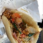 NiOR - エビの横に飴がけのナッツ