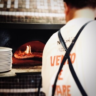 ナポリ直輸入の薪窯で焼き上げる極上のPIZZA！
