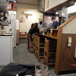 こたつ屋 22're born - カウンター席(奥が座敷)