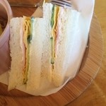珈琲 ちゃ茶 - モーニングのサンドイッチは薄焼き卵入りハムサンド