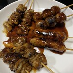 晩酌亭 - 料理写真:（右上から時計回り）つくね２本、ナンコツつくね２本、鳥かわ４本