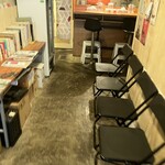 ホンカトリー - 混雑時は店内に待ち椅子5脚有り