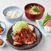 週替わりメインと刺身盛り合わせ　銀シャリ御膳