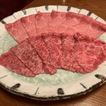 北新地しゃぶしゃぶすき焼き きらく - 特選黒毛和牛ハネシタ(後)、極上黒毛和牛もも(前)