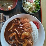 川崎亭 - 料理写真:トンカツがデカい！うれしい事です。サラダ、味噌汁も。