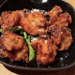 KOBE 元町バル Charlie - 鶏の唐揚げ。この前にシーザーサラダがありました。