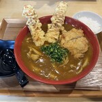 豊岡咲々うどん - カレーうどん　出汁感薄く相当スパイシーで、敢えて例えるならジャワカレーのスパイシーブレンドのよう　依頼しなくてもエプロンくれる