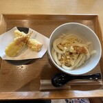 豊岡咲々うどん - 娘のお子様うどん冷　量は多くないがとにかく麺に力があるからこれで充分　息子、娘ともちくわは絶賛だ　温の写真は無いが出汁は鰹節が効いた甘ったるくなく、キレがあるスッキリした出汁