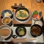 大山鶏と鮮魚 居酒屋 まいか - 紅鮭といくらの釜飯御膳2,200円(税込)