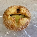 バーバラはうす - チーズ入り焼きカレーパン　280円