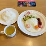 ガスト - 目玉焼き&ベーコンソーセージセット-ライス大盛 ¥720-