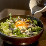 完全個室居酒屋 串焼き Moga_Ru - 海の幸 彩り野菜の海鮮温玉 黒墨シーザーサラダ