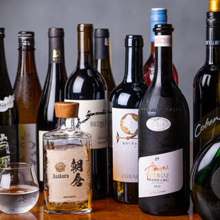 独自基準により厳選したお酒をペアリングでどうぞ