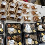 ワタナベ食品 直売店 - 店内 陳列台 お弁当の仕様が変わりました
      2024/10/01
      まかない焼鳥丼 449円