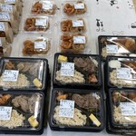 ワタナベ食品 直売店 - 店内 陳列台 お弁当の仕様が変わりました
      2024/10/01
      まかない焼鳥丼 449円