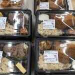 ワタナベ食品 直売店 - 店内 陳列台 お弁当の仕様が変わりました
      2024/10/01
      まかない焼鳥丼 449円