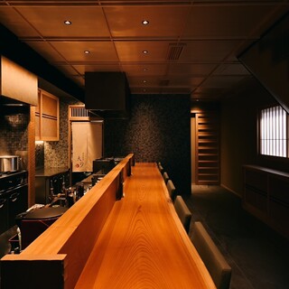 ＜１階はカウンター席のみ＞ライブ感あるカウンター席