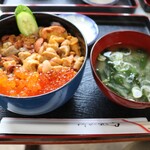 食事処 魚屋の台所 札幌市中央卸売場外市場店 - ウニイクラ丼と味噌汁