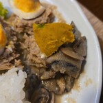 キッチン ブルー グローブ - パンプキンポテサラを乗せて