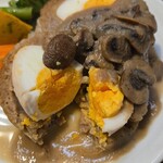 キッチン ブルー グローブ - スコッチエッグをカット