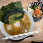 ラーメン 野良裏家 - 特選のらりやＡ(チャーシュー2枚、味玉1個)1250円、半たまごかけ肉ごはん300円、計1550円