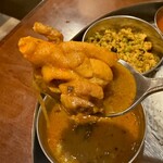 ガネーシュ - ごろっと大きなチキン入りのチキンカレー