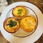 清見台カフェ - ↑ 【上】えび&バジル【左】ほうれん草&チーズ【右】ハニーチーズ