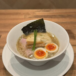 酒肴場 屯 - 津軽煮干し中華蕎麦（味玉入り）¥1100