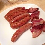 メツゲライ イノウエ - 焼いたベーコンとガーリックウィンナー