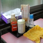 源氏食堂 - 卓上調味料たち