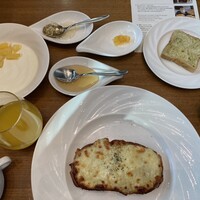 Anchor Tokyo (ザ・ゲートホテル東京 by HULIC) - クロックムッシュ、ヨーグルト、パン、蜂蜜とオレンジスプレッド（朝は食欲がないので少しだけ取りました。パンもいろんな種類がありました。）