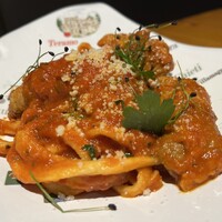 にんにくの芽で結んだ豚ロール入りトマトソース　パスタアラムニャイア