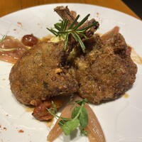 骨付き仔羊肉のアーモンドパン粉焼き
