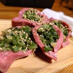 カウンター焼肉かるび - 厚切りネギ塩牛タン