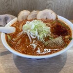 信長ラーメン 清洲本店 - 赤いラーメン全景、コワモテだけど優しいヤツ