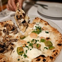 バローロ - 右はサワークリームとアボガドとエピのピザ　左はトリュフやキノコとイタリアンソーセージのピザ