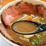 俺のラーメン あっぱれ屋 - 【2回目訪問】こくまろ醤油チャーシューメン（スープ）