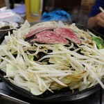 ふくろう亭 - 周りに野菜盛り合わせを囲み…